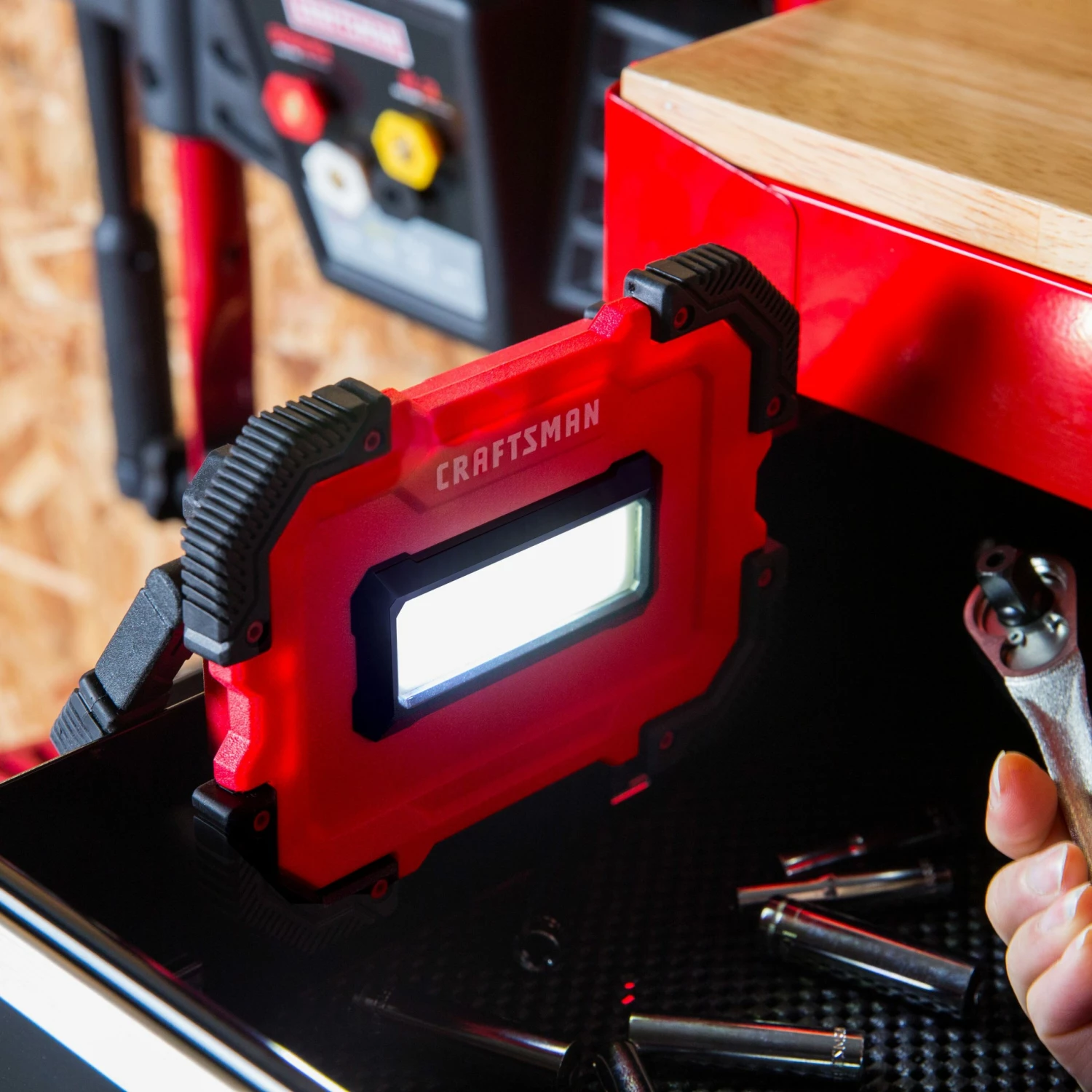 CRAFTSMAN Flashlights 500-Lumen LED Spotlight Flashlight (Battery Included) 3 CRAFTSMAN Flashlights 500-Lumen LED Spotlight Flashlight (Battery Included) - Image 3